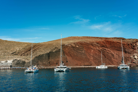 Santorini: Katamarankryssning med måltider och dryckerPremium-solnedgångsutflykt med BBQ och drycker