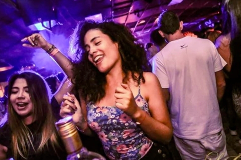 Medellín: Vida nocturna en el Poblado, bares, discotecas y anfitrión bilingüeMedellín: Fiesta nocturna en grupo con lugareños