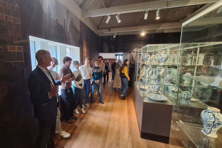 The Hague & Delft: Art, Royals & Delft Blue Private Day Tour Italian speaking guide.