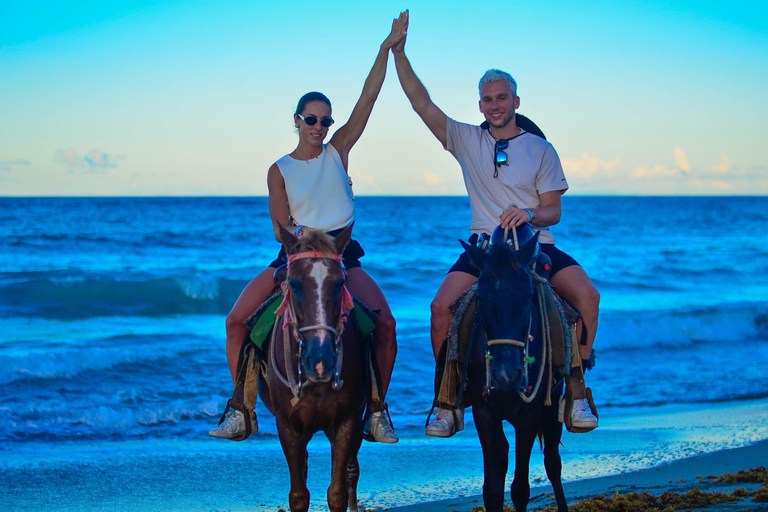 Punta Cana : Randonnée à cheval avec coucher de soleil sur la plage de Macao