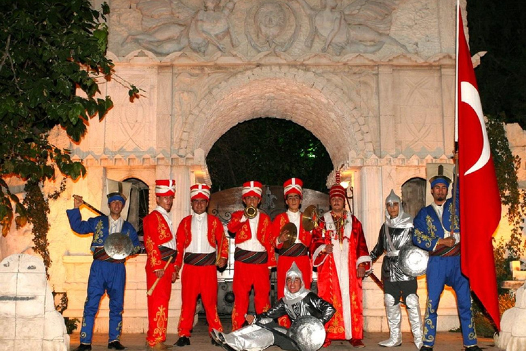 Spettacolo notturno tradizionale turco di Icmeler con cena e bevandeSpettacolo notturno tradizionale turco di Icmeler con cena e drink