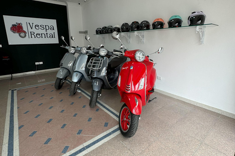 Upplev Durres på en Vespa: Kul, frihet och äventyr!