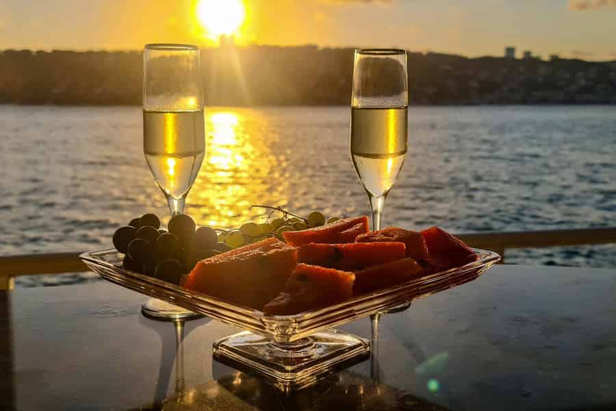 Istanbul: Bootsfahrt auf dem Bosporus bei Sonnenuntergang und am Tag, mit Getränken und Snacks. Foto: GetYourGuide Istanbul: Bootsfahrt auf dem Bosporus bei Sonnenuntergang und am Tag, mit Getränken und Snacks. Foto: GetYourGuide