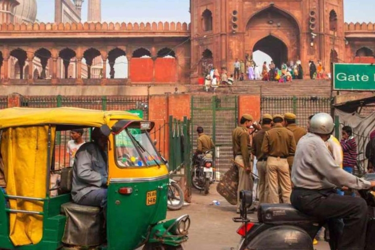 Stare Delhi: Chandni Chowk, degustacja potraw i przejażdżka tuk tukiemSamochód, przewodnik, bilety do zabytków, uliczne jedzenie i tuk tuk