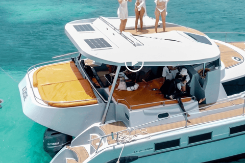 La Romana: Saona Island Private Catamaran Tour with Lunch