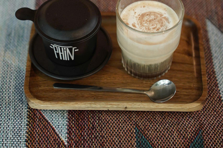 Hue: caffè preparato con uovo, sale e coccoTonalità: Caffè con uovo, sale e cocco