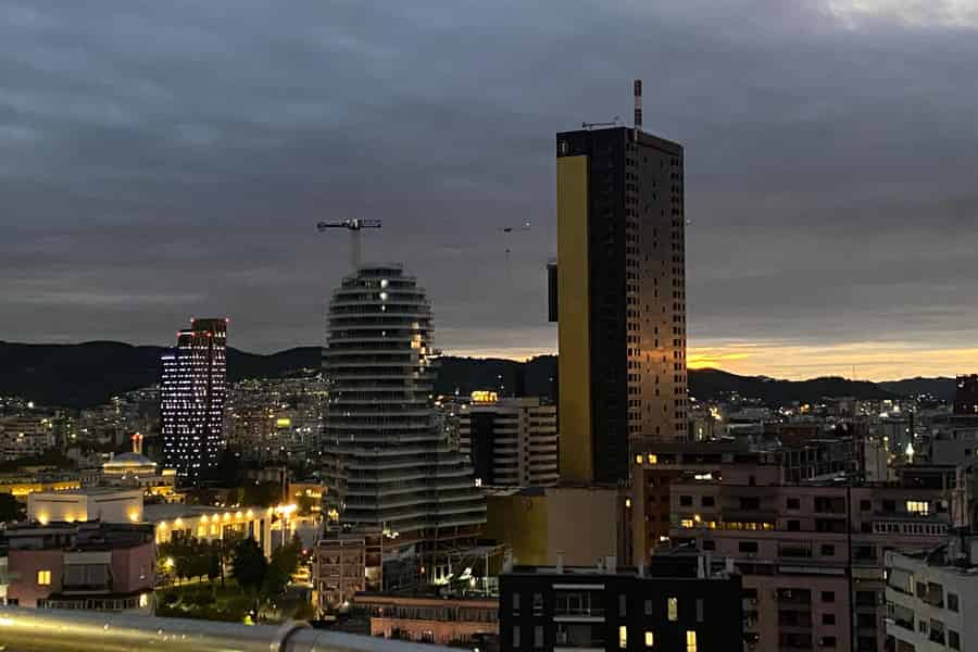 Tirana: Abendlicher und nächtlicher Rundgang durch Geschichte und Architektur. Foto: GetYourGuide Tirana: Abendlicher und nächtlicher Rundgang durch Geschichte und Architektur. Foto: GetYourGuide