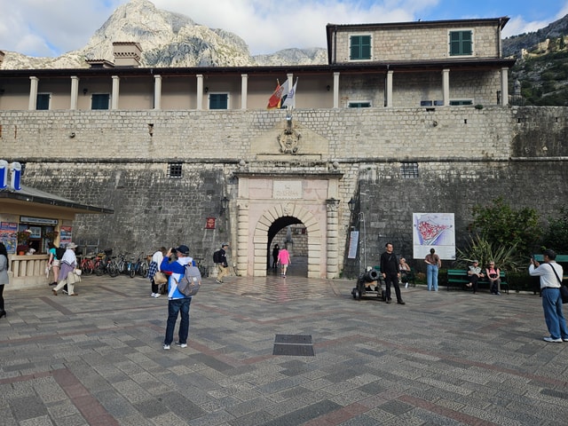 Ontdek Kotor: wandeling door de oude stad en fietstocht langs de kustlijn