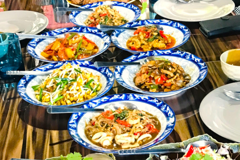 Autentyczne tajskie gotowanie z Pui w Khao LakLekcja gotowania autentycznych tajskich dań w Khao Lak Pui