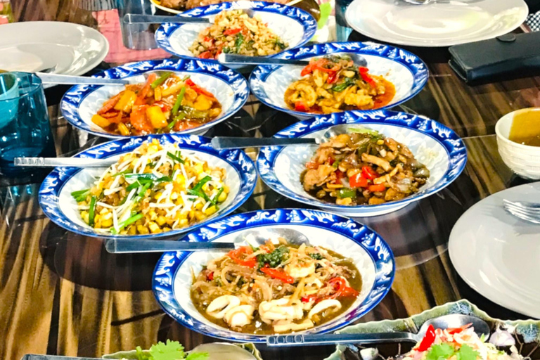 Autentyczne tajskie gotowanie z Pui w Khao LakLekcja gotowania autentycznych tajskich dań w Khao Lak Pui