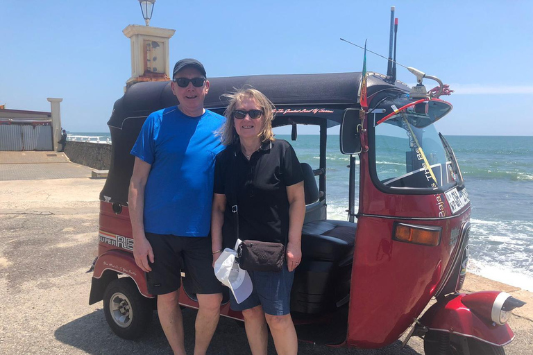 Colombo: Hidden Architecture and Street Art Tuk-Tuk Tour