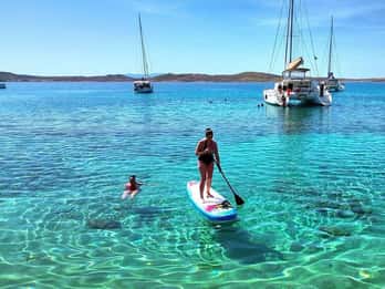 Mykonos : croisière en catamaran avec repas et open bar sur l'île de Rhenia