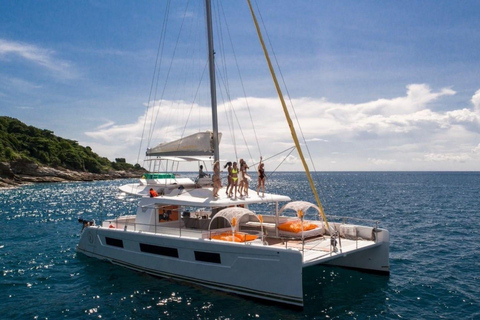 Phuket : excursion en yacht avec déjeuner sur les îles Coral et RachaPhuket : excursion en yacht vers les îles Coral et Racha avec déjeuner