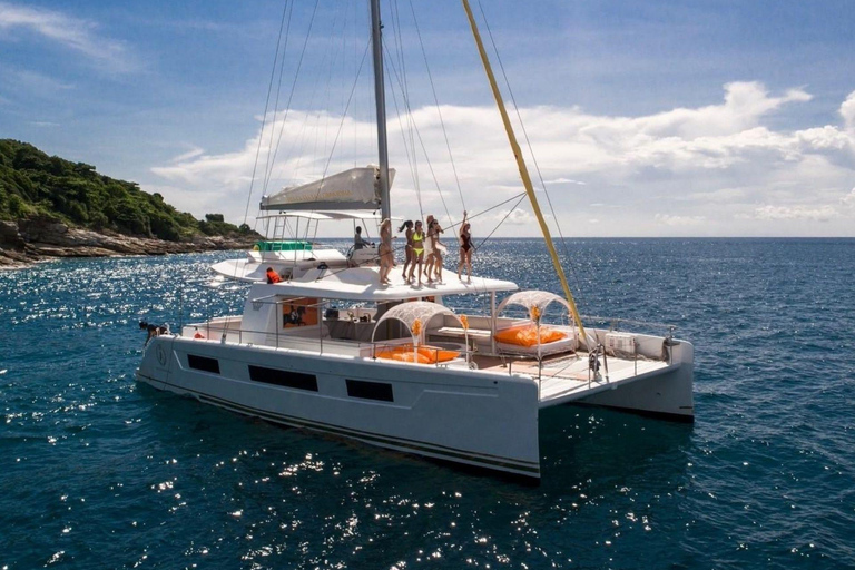 Phuket : excursion en yacht avec déjeuner sur les îles Coral et RachaPhuket : excursion en yacht vers les îles Coral et Racha avec déjeuner