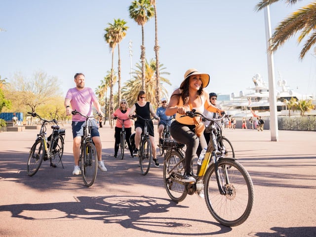 Barcelona: Sagrada Familia or City Tour by Bike or eBike
