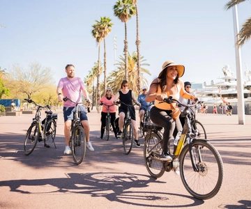 Barcelona: Sagrada Familia and City Tour by Bike or eBike