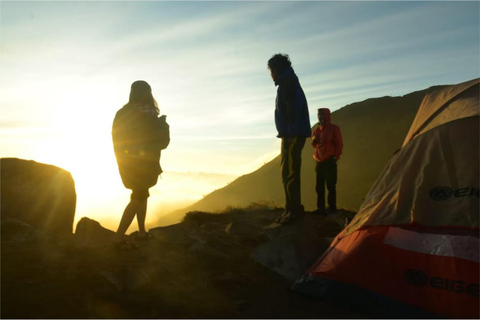 Depuis Yogyakarta : 14 heures de randonnée au Mont Merbabu avec tous les frais.Randonnée d&#039;une journée