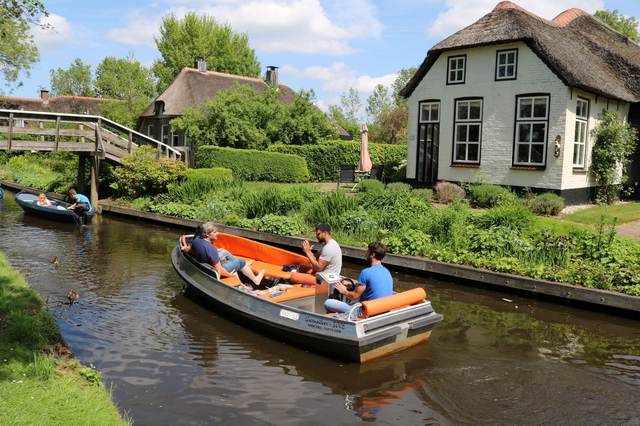 Giethoorn: 2 Stunden 7 Personen Boot Steuerrad + Kissen