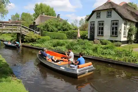 Giethoorn: 2,5 Uur 7 persoons boot stuurwiel + kussens