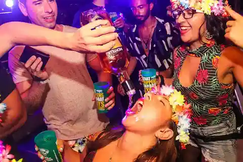 Rio de Janeiro: Late Night Boat Party with DJ and Dancing