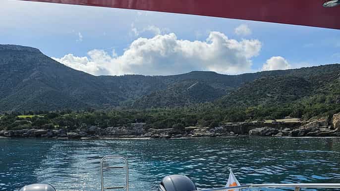 Lagoa Azul de Latsi: iate particular com bebidas
