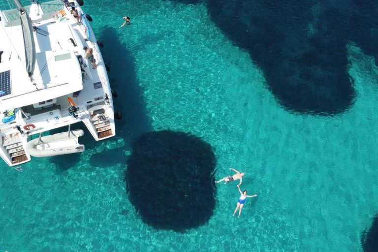 Atenas: Crucero en Catamarán con Comida Ligera y Vino