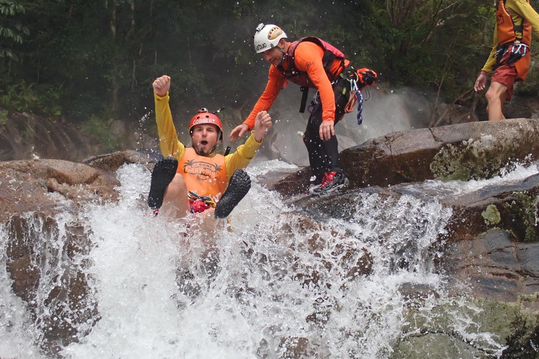 Cairns: Tour d&#039;avventura Crystals &amp; Behana - Canyoning a CairnsEsperienza nella foresta pluviale delle cascate di Cairns Giornata intera avanzata