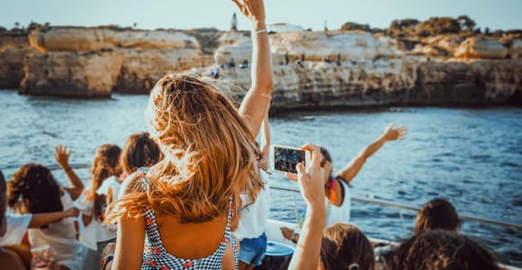 Albufeira: Sunset Boat Party with live DJ (1 hour open bar)