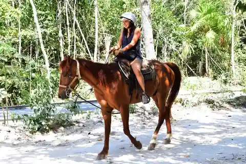 Puerto Morelos: Passeio a cavalo com cenote, quadriciclo e tirolesa