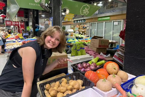Shanghai Wet Market: Food, Tea & Old Neighborhood Walk