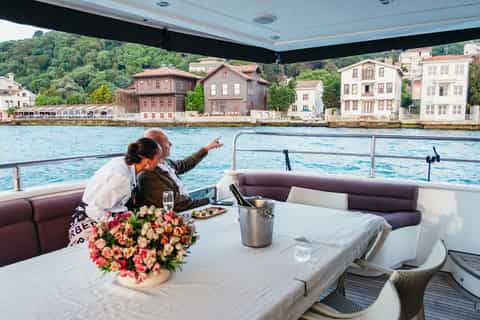 Istanbul: Bosphorus Sunset Cruise on a Luxurious Yacht