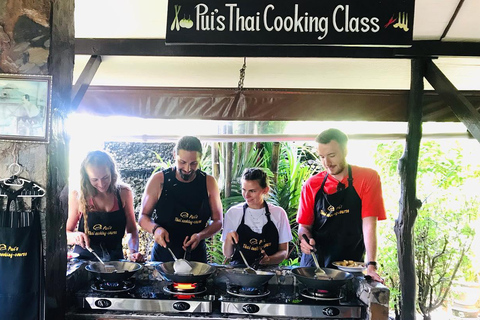 Khao Lak: lezione di cucina di mezza giornata e caccia agli ingredienti