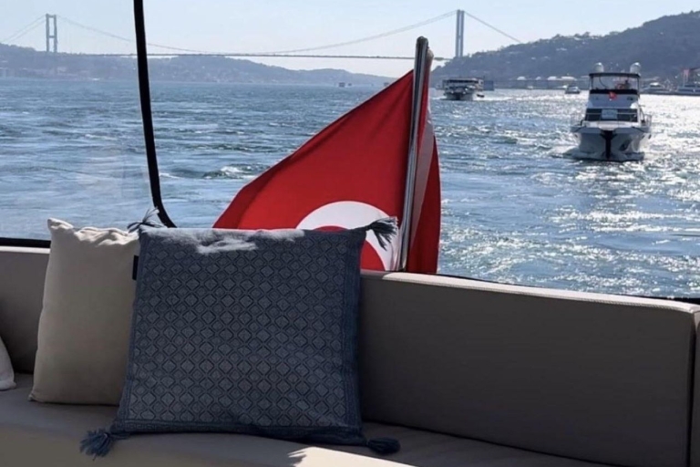 Istanbul: Luxus-Yachtfahrt auf dem Bosporus mit Wein und Snacks
