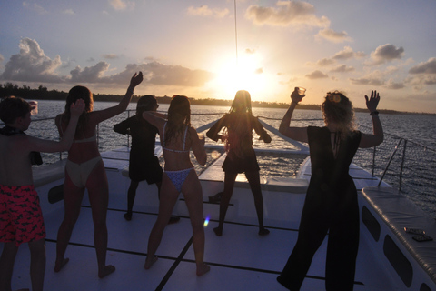 Punta Cana: Private Catamaran Sunset Cruise with Champagne