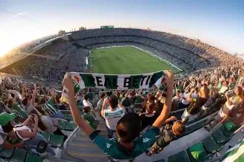 Live Real Betis fodboldkampe og atmosfære med lokal fan