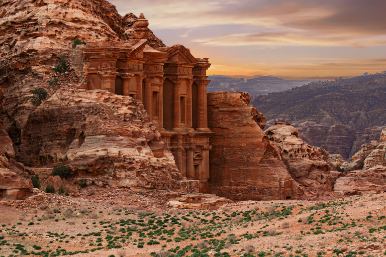 Aqaba: Private Transfer to Petra with Wi-Fi and Water