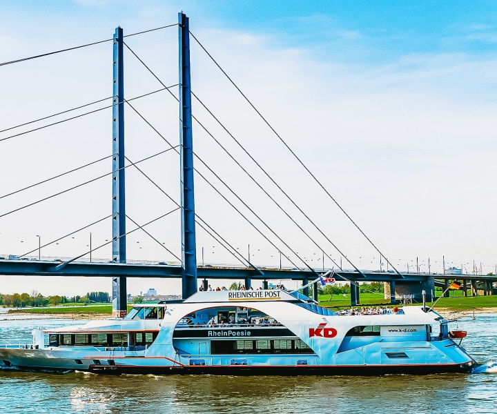 Düsseldorf: Båtutflykt med sightseeing på Rhen