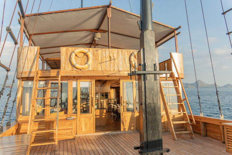 Labuan Bajo: 3-Day Komodo Sailing Luxury Boat with All Fees Deluxe Boat - Private Standar Room (2pax/room)