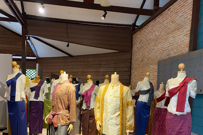 Siem Reap: Silk Farm & Killing Fields TukTuk Tour