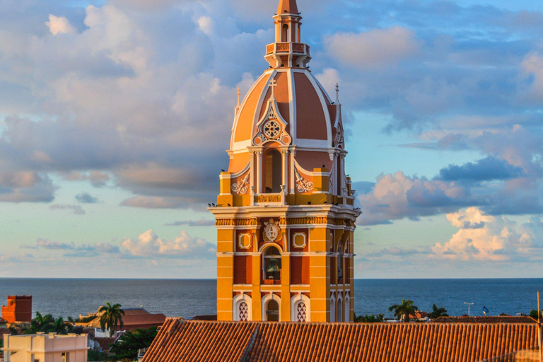 Cartagena: Explore with a city tour aboard a typical "chiva". CITY TOUR PM