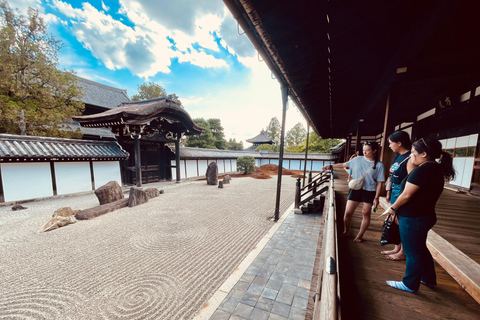 Kyoto - en cykeltur E-Bike-tur med Fushimi Inari-helgedomen och Tofukuji ...