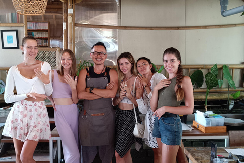 Paralleluniversum Schmuckherstellung in UbudSchmuckherstellung aus Silber, Steinen und Messing in Ubud