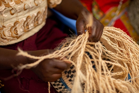 Rwandees wandtapijt: weven, creëren, empoweren in Kigali