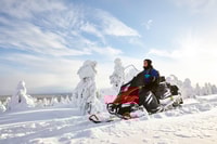 Rovaniemi, Ride de motos de nieve del desierto guiado - Housity