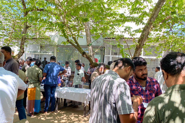 Galle: Traditional Open-Air Gem Market Guided Tour