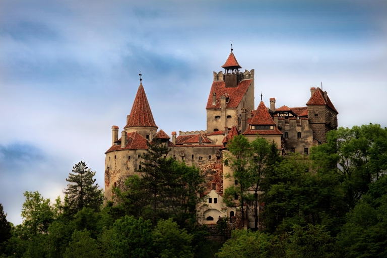 Visitez les châteaux de Transylvanie. Dracula. Peles, forteresse de RasnovVisitez les châteaux de Transylvanie. Dracula. Châteaux de Peles et de Rasnov