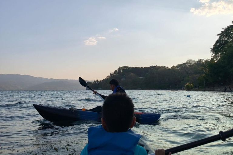 San Salvador: Lake Ilopango Sunrise or Sunset Kayak Tour