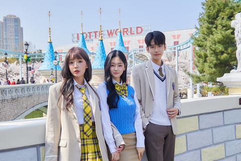 Seoul: Lotte World 1 Day Pass + Korean School Uniform Rental [Group of 3 persons]