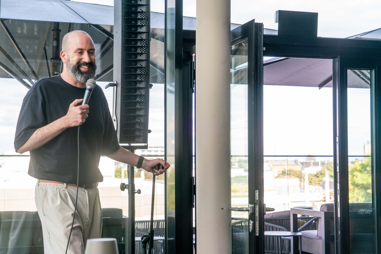 Cozy Comedy mit Blick auf die Alster