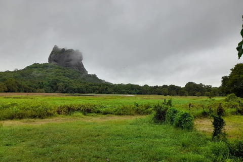 From Kandy: Sigiriya, Pidurangala Sunset & Lake Tour